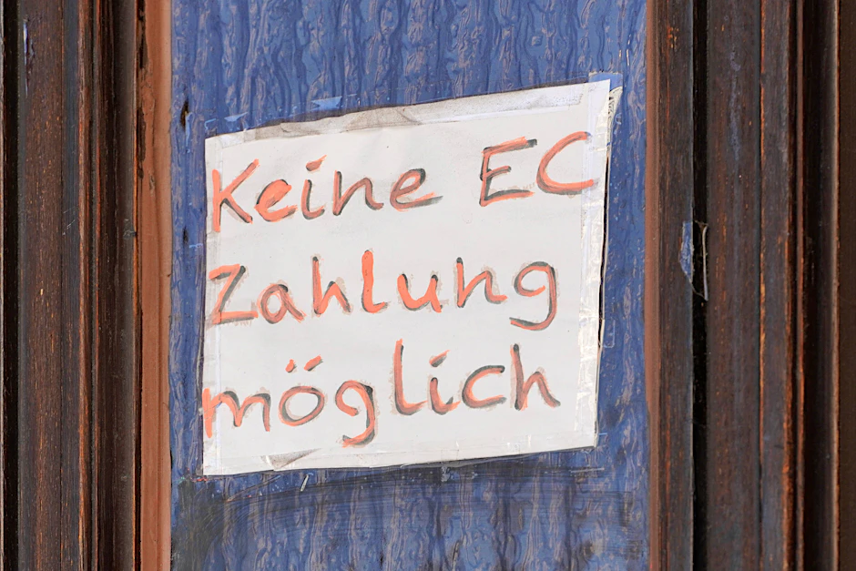 „Keine EC-Zahlung möglich“: Schilder wie dieses gehören in Berlin längst zum Stadtbild dazu.