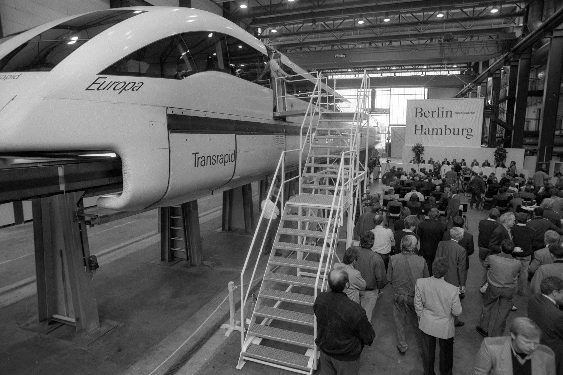 In den 90er-Jahren ist die Begeisterung rund um den Transrapid groß.