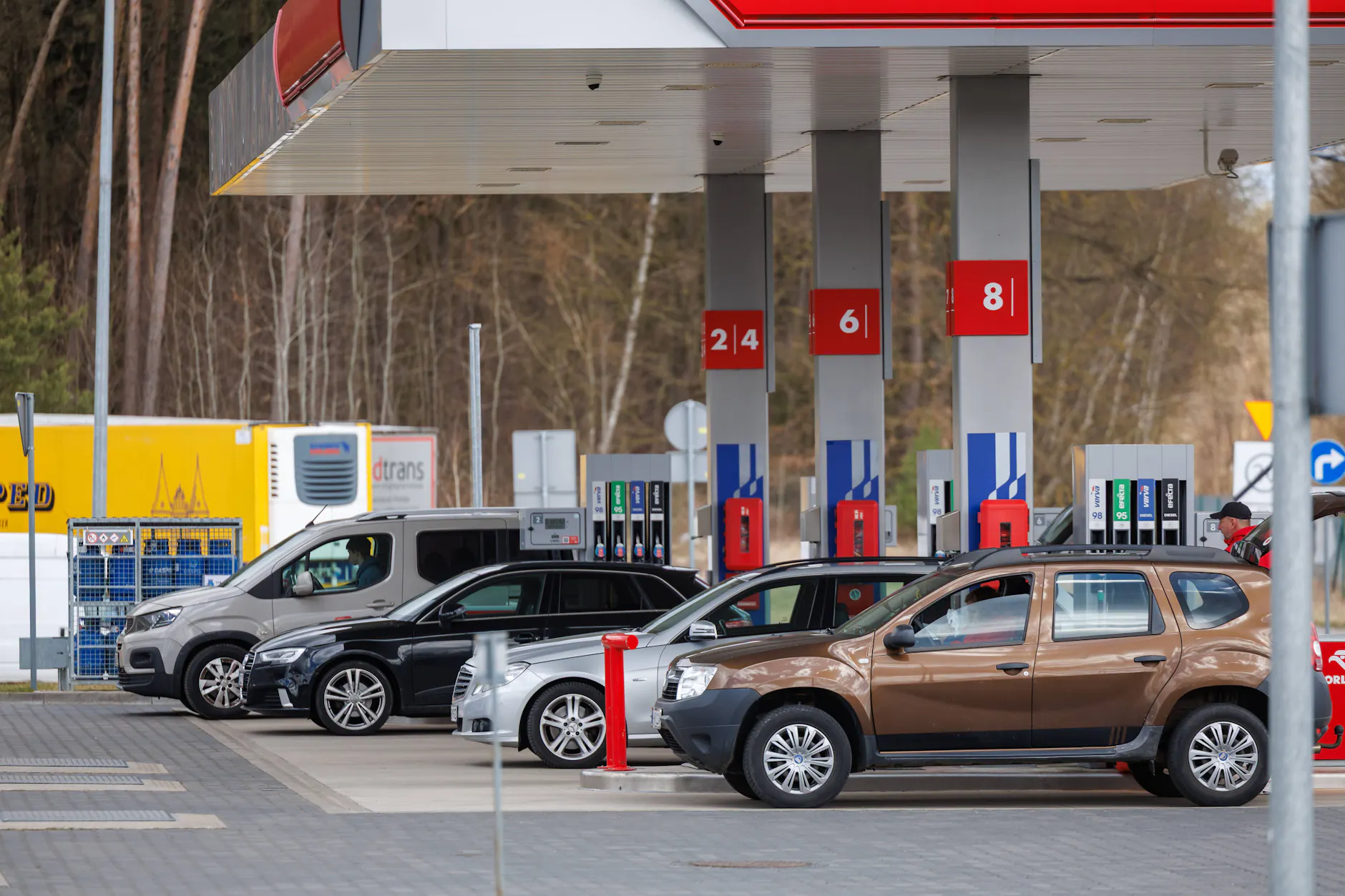 Die aktuellen Entwicklungen auf den Energiemärkten spiegeln sich hier direkt an der Zapfsäule wider.