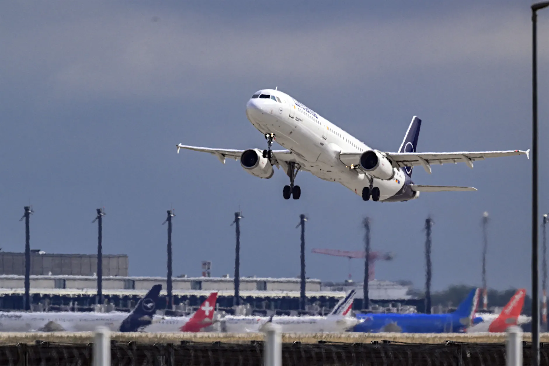 Iran-Krieg und steigender Kerosinpreis: Fluggesellschaften erhöhen Ticketpreise