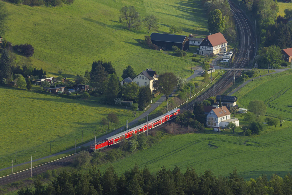 Ein Zug fährt durch die Sächsische Schweiz: Die elektrifizierte Zugstrecke durch das Elbtal verbindet Berlin und Dresden mit Tschechiens Hauptstadt Prag.