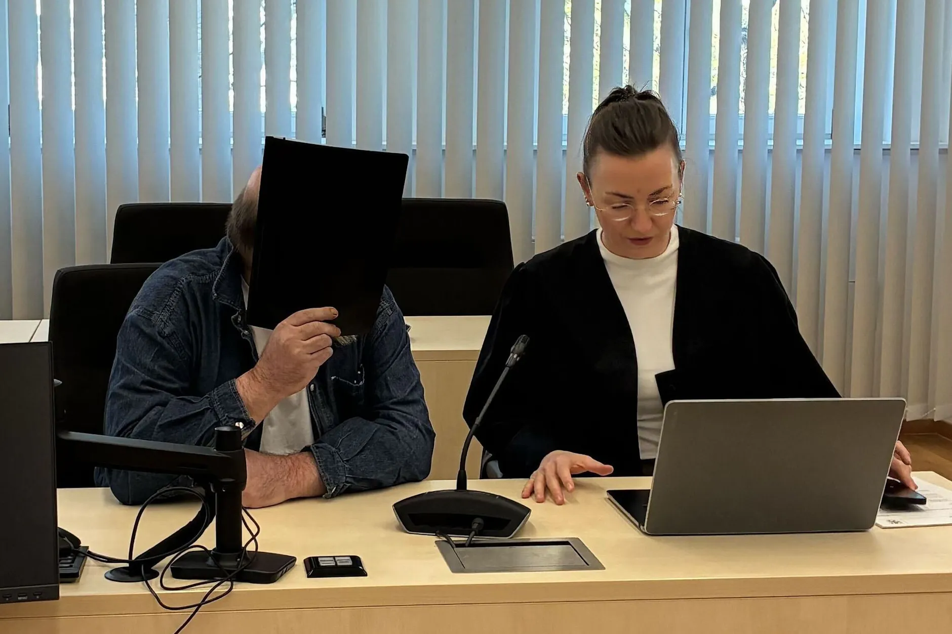 Der Angeklagte im Kindesmissbrauchs-Prozess in Erfuhrt sitzt neben seiner Verteidigerin.