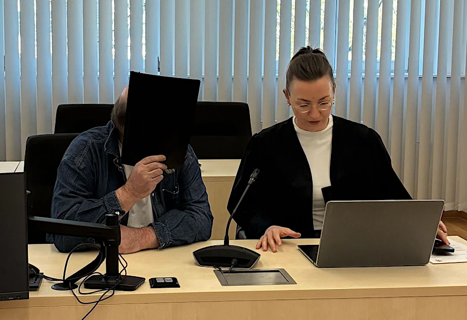 Der Angeklagte im Kindesmissbrauchs-Prozess in Erfuhrt sitzt neben seiner Verteidigerin.