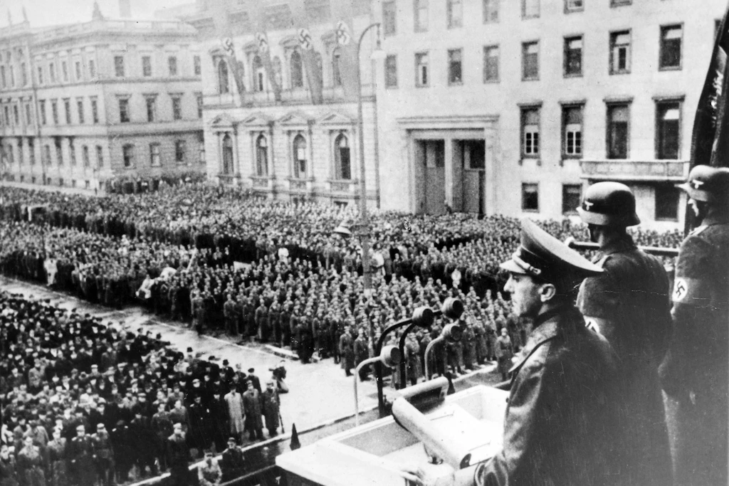 Joseph Goebbels hält vom Balkon des Ministeriums für Volksaufklärung und Propaganda eine Rede.
