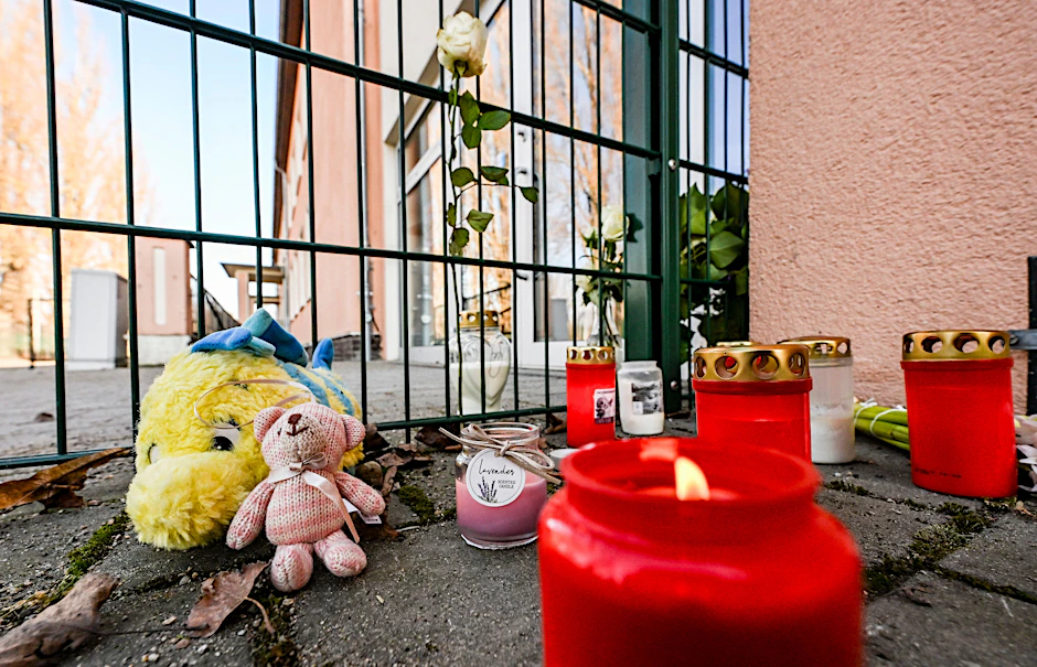  In der Kita Adlerküken ist ein Kind ums Leben gekommen. Es wurde von einer Glastür erschlagen. Wie konnte das bloß passieren?