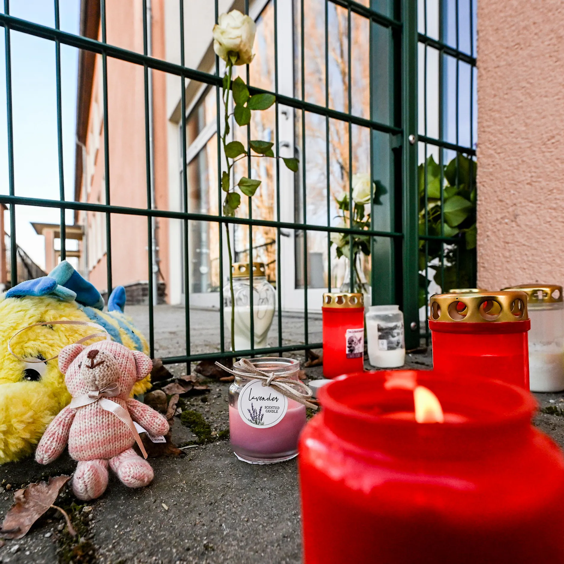 Kind ums Leben gekommen: Ermittlungen zur Unglückstür in Adlergestell-Kita