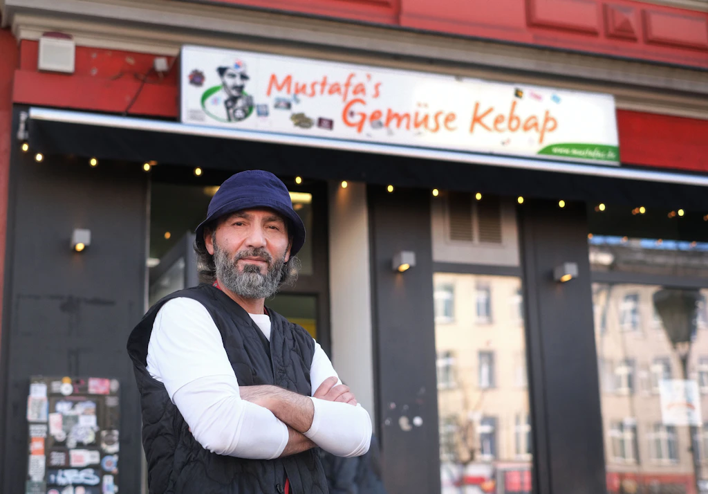 Tarik Kara hat Kreuzberg geprägt, wie kaum ein Fast-Food-Boss: Seinen Mustafa’s Gemüse Kebap kennt man auch in Sindelfingen.
