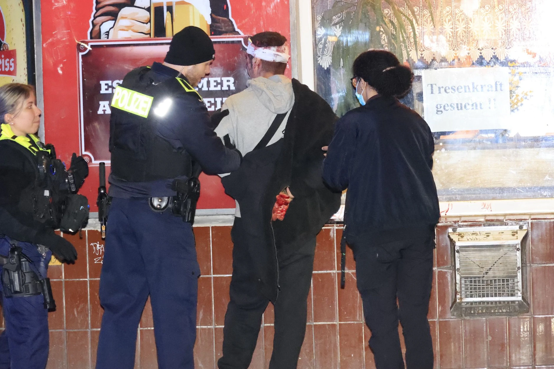 In der Nacht von Dienstag auf Mittwoch kam es in Berlin zu zwei Messerstechereien. Die erste ereignete sich in Neukölln, die zweite in Moabit in einer Kneipe.