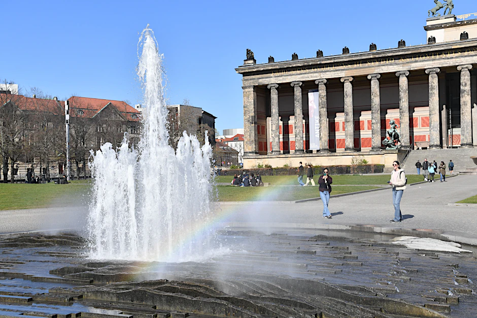 Der Brunnen im Lustgarten sprudelt bereits.
