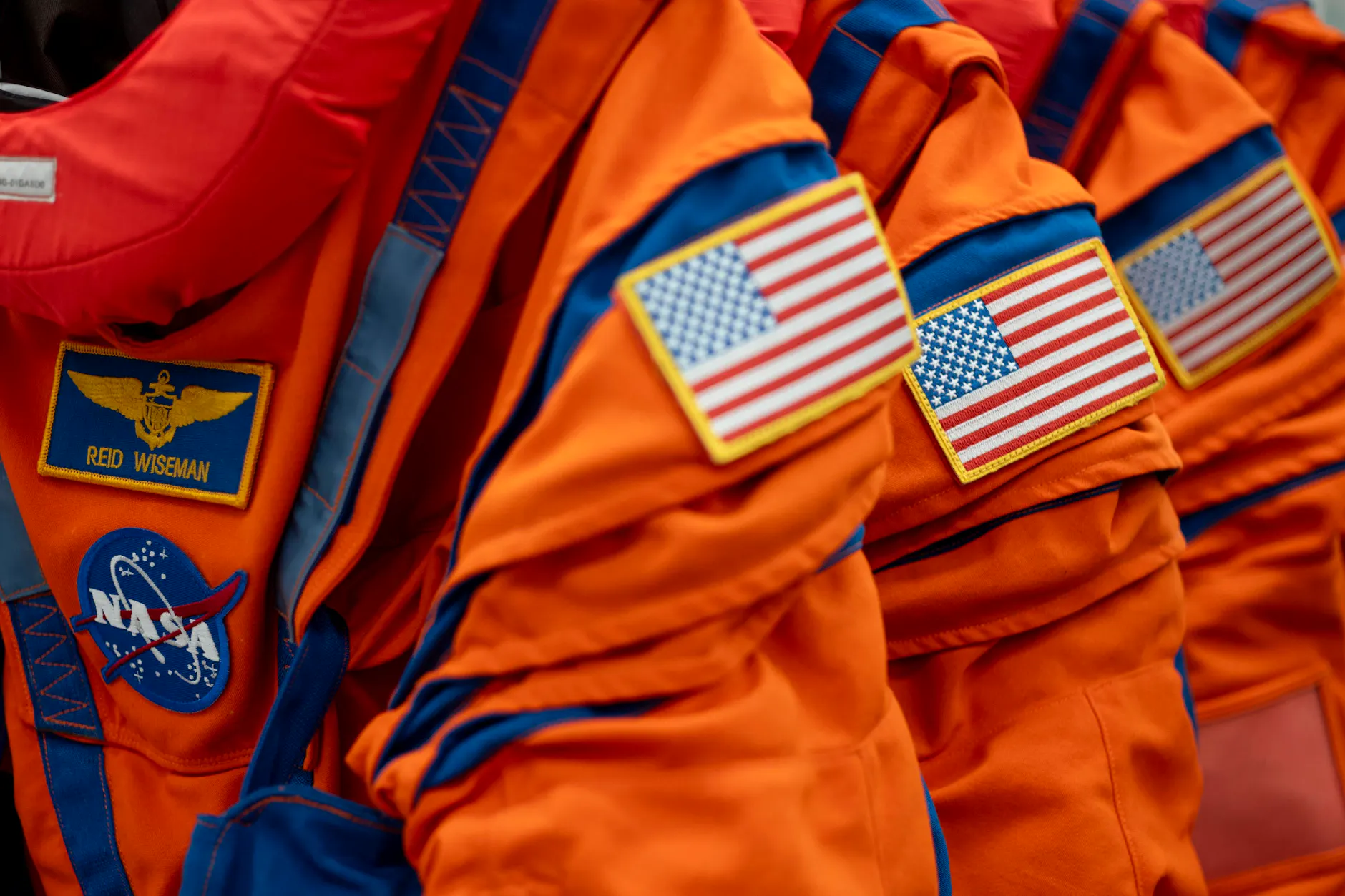 Die Rettungsanzüge der Artemis-II-Crew, mit denen die Astronauten Flug und Rückkehr zur Erde absolvieren.