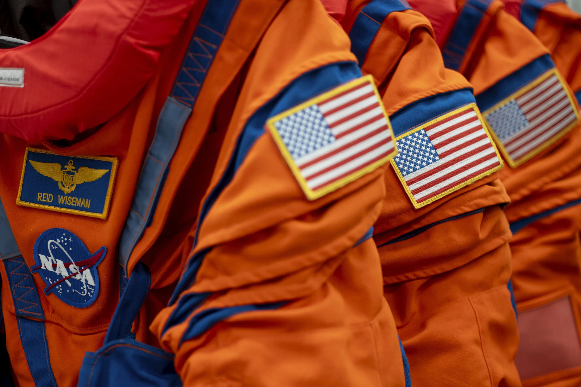 Die Rettungsanzüge der Artemis-II-Crew, mit denen die Astronauten Flug und Rückkehr zur Erde absolvieren.