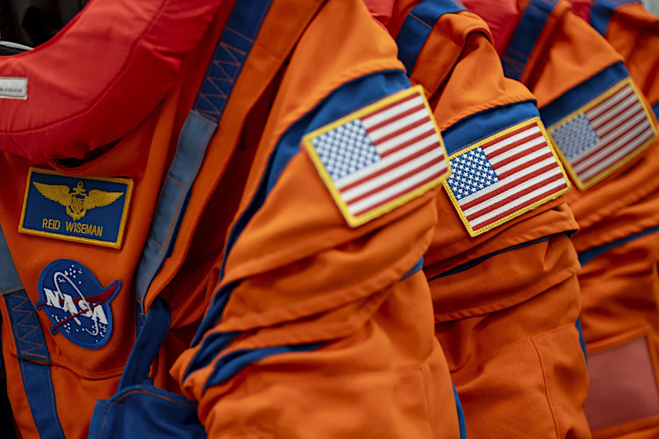 Die Rettungsanzüge der Artemis-II-Crew, mit denen die Astronauten Flug und Rückkehr zur Erde absolvieren.