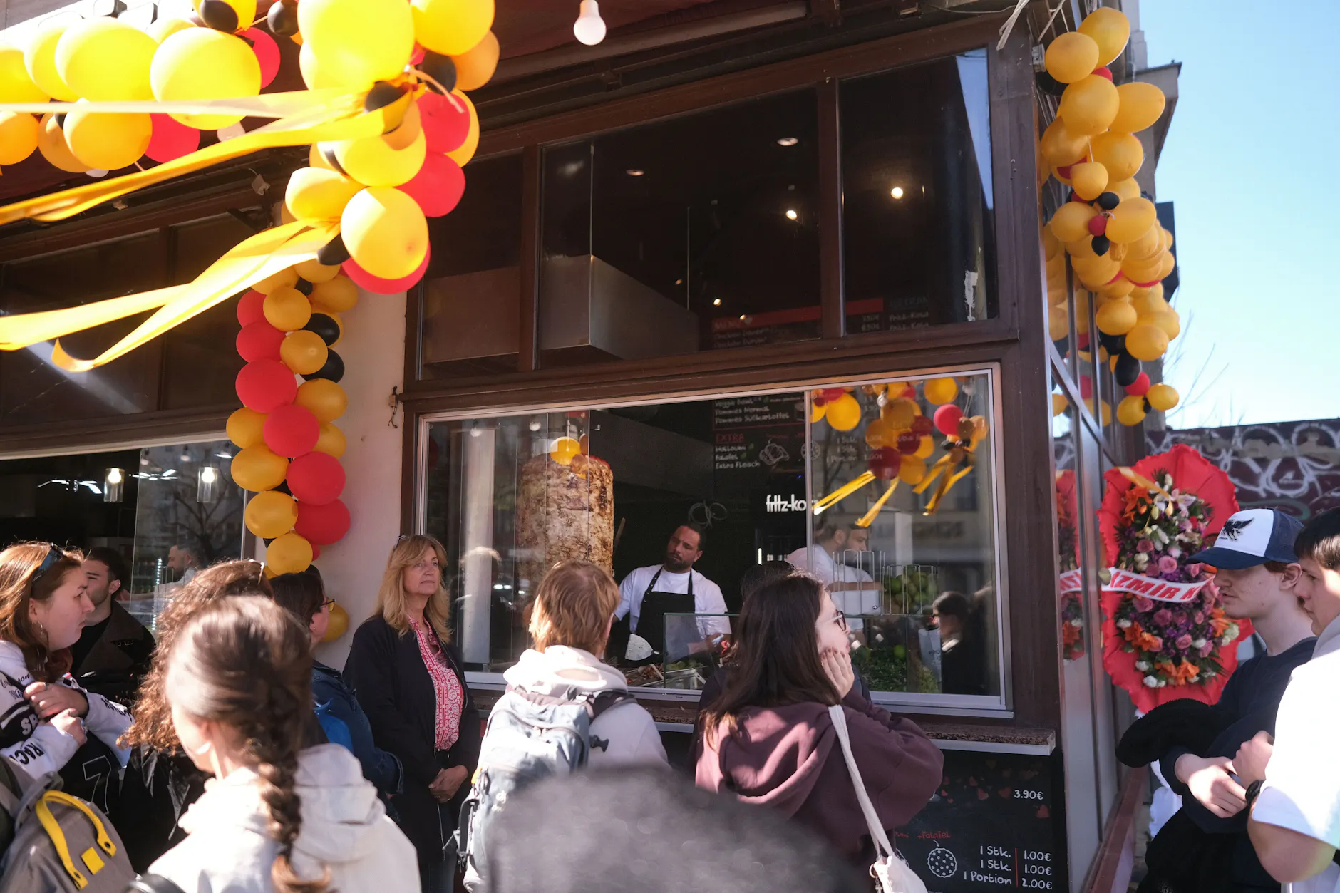 Wo einst bei Mustafa’s eine Schlange stand, lautet die Lösung jetzt „From Berlin with Love“.