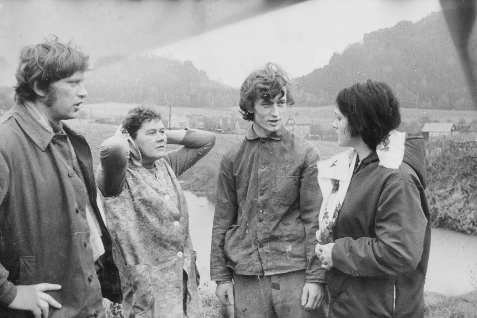LPG Papstdorf 1973. Beratung des Melker-Kollektivs mit dem Parteisekretär. Von links nach rechts: Hartmut Kaiser (Parteisekretär), Annelies Walter, Wolfgang Heidrich, Gisela Dünnebier (Parteigruppenorganisator).