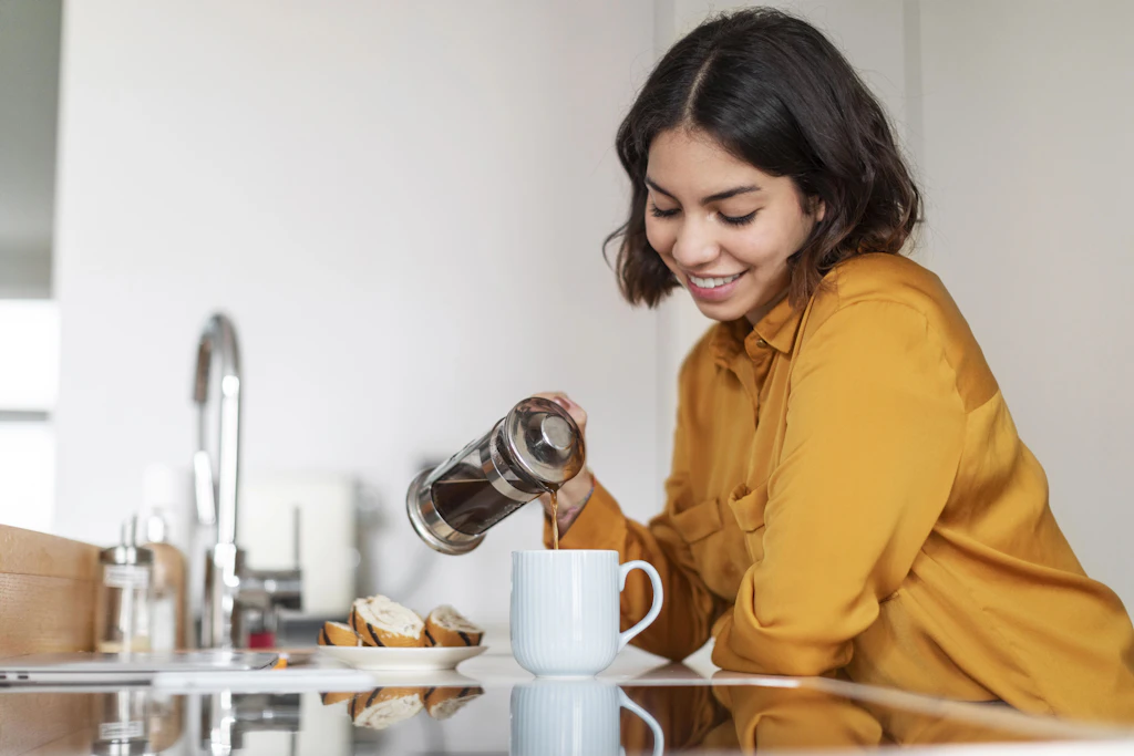 Mit der French Press wird Kaffee schnell und unkompliziert zubereitet. Wichtig ist allerdings, dass die Bohnen nicht zu fein gemahlen sind.