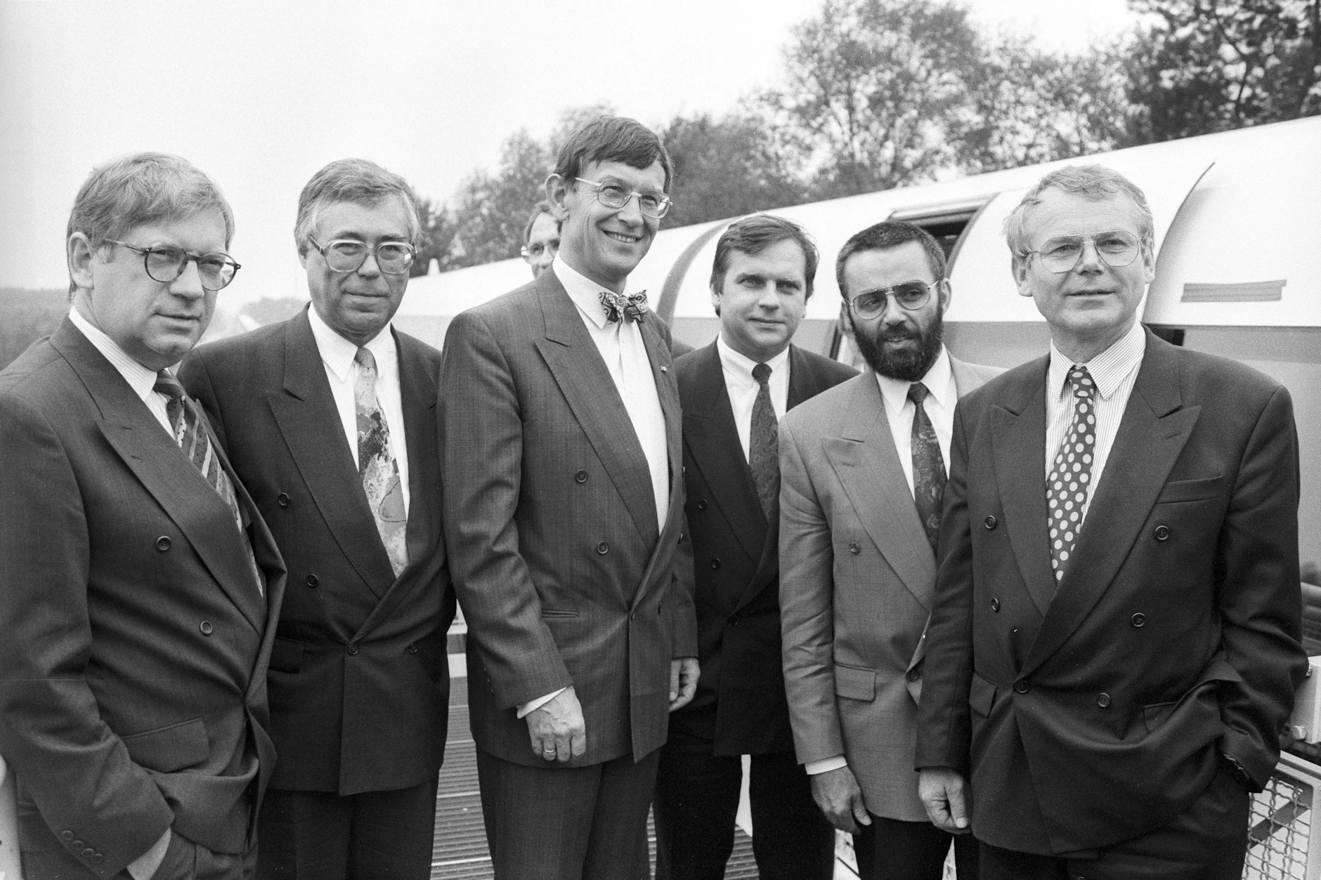Der damalige Forschungsminister Heinz Riesenhuber (3.v.l.), Verkehrsminister Günther Krause (4.v.l.) und Mecklenburg-Vorpommerns Ministerpräsident Berndt Seite (r.) hatten 1992 mit dem Transrapid große Pläne.