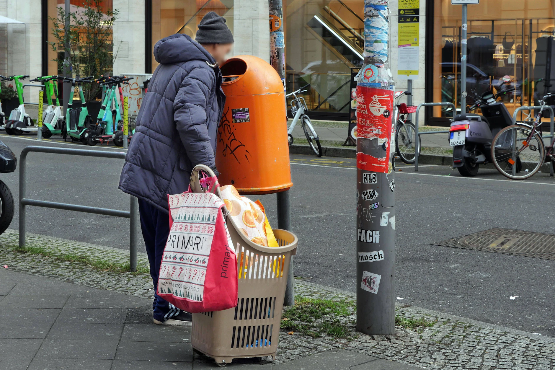 Leider ein alltäglicher Anblick in Berlin: Senioren, die Mülleimer nach Pfandflaschen durchsuchen.