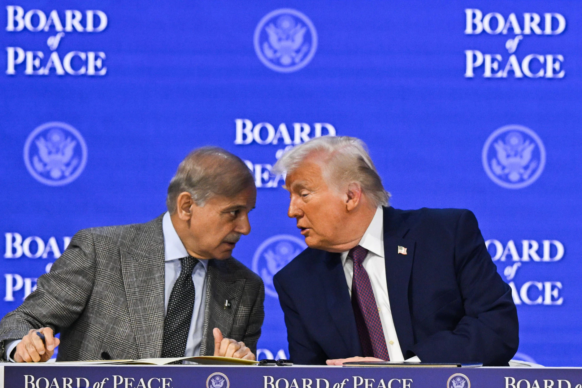 Pakistans Premierminister Shehbaz Sharif und US-Präsident Donald Trump in Washington