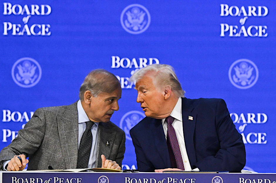 Pakistans Premierminister Shehbaz Sharif und US-Präsident Donald Trump in Washington