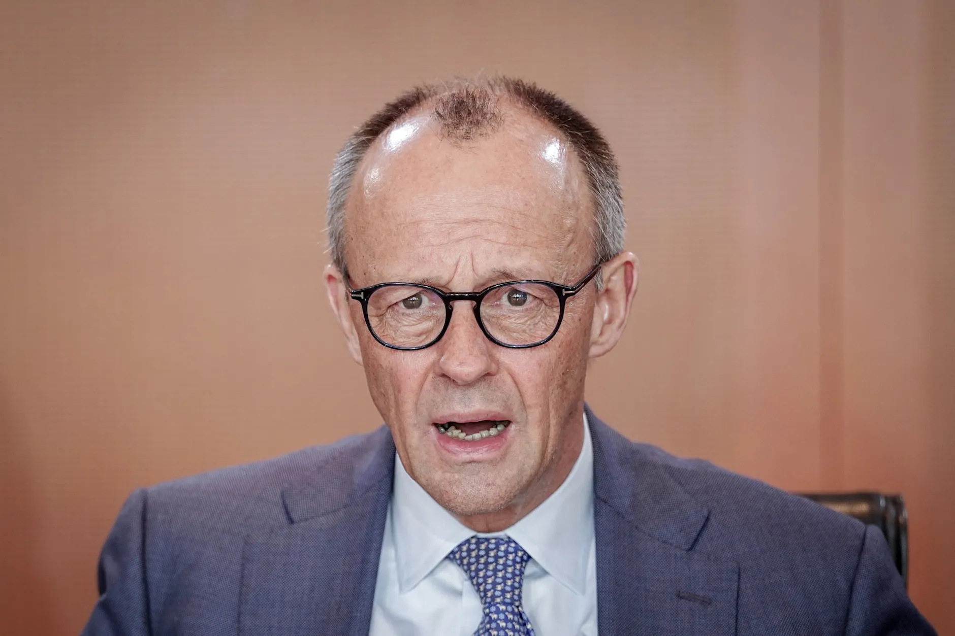 Bundeskanzler Friedrich Merz (CDU) erwägt offenbar neue Maßnahmen gegen die hohen Spritpreise.