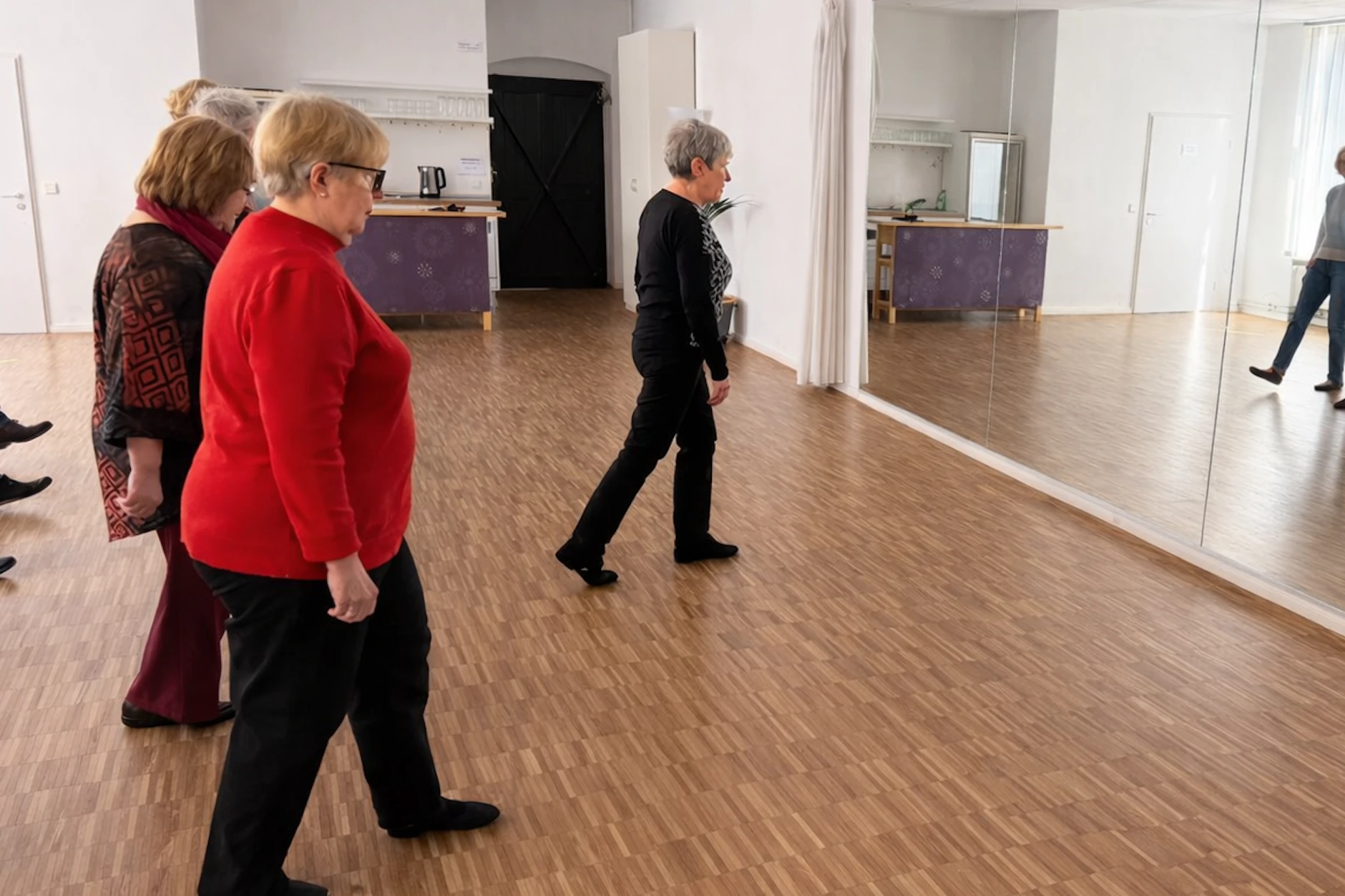 Marita tanzt die Schritte vor.