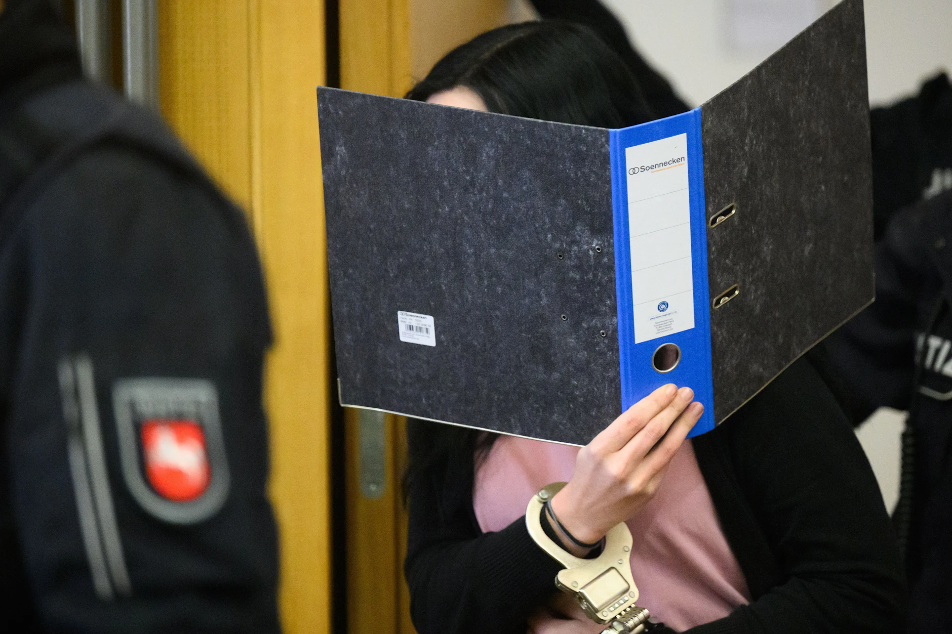 Die 27-Jährige, die wegen versuchten Mordes angeklagt ist, kommt in den Gerichtssaal im Landgericht Braunschweig.