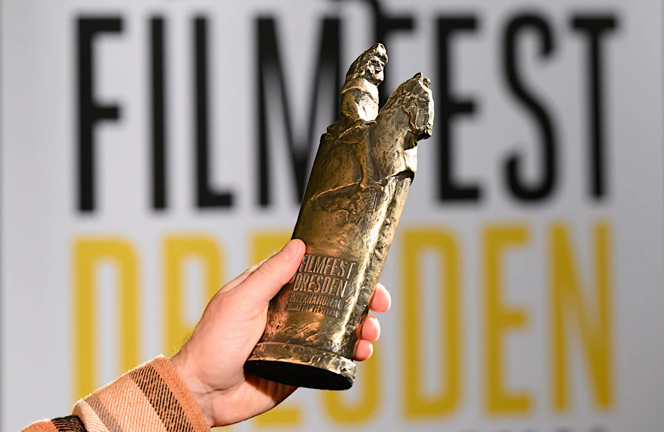 Die Auszeichnung des Filmfests ist der „Goldene Reiter“, benannt nach dem gleichnamigen Wahrzeichen der Stadt.