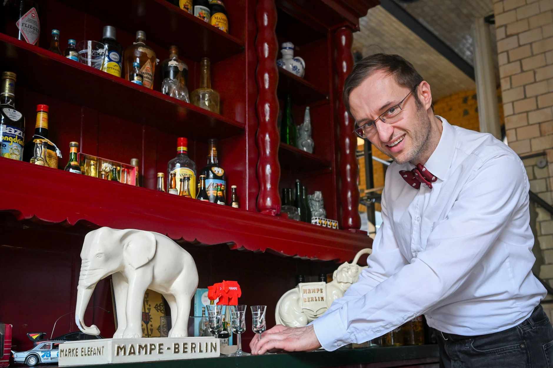 Florian Löhlein steht in der Manufaktur Am Tempelhofer Berg zwischen Ausstellungsstücken für ein eigenes Mampe-Museum.