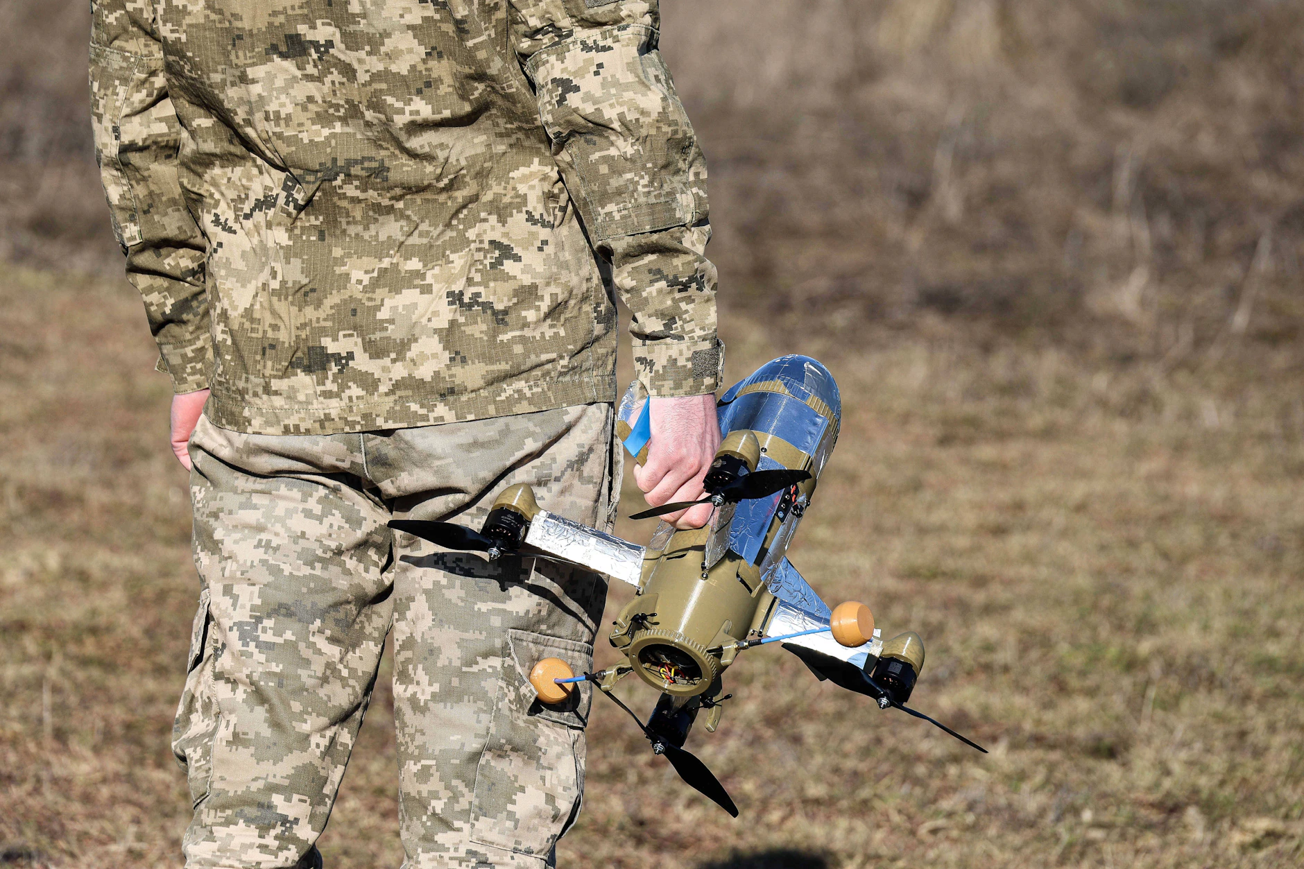 Ein Soldat hält eine Abfangdrohne in der Hand (Symbolbild)