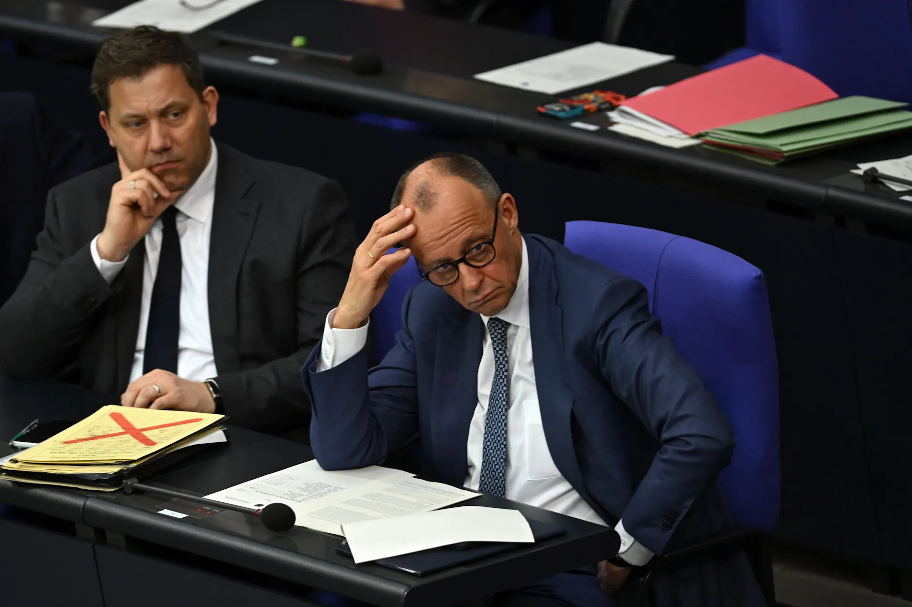 Bundeskanzler Friedrich Merz (CDU) bestellt Lars Klingbeil (SPD) ins Kanzleramt.