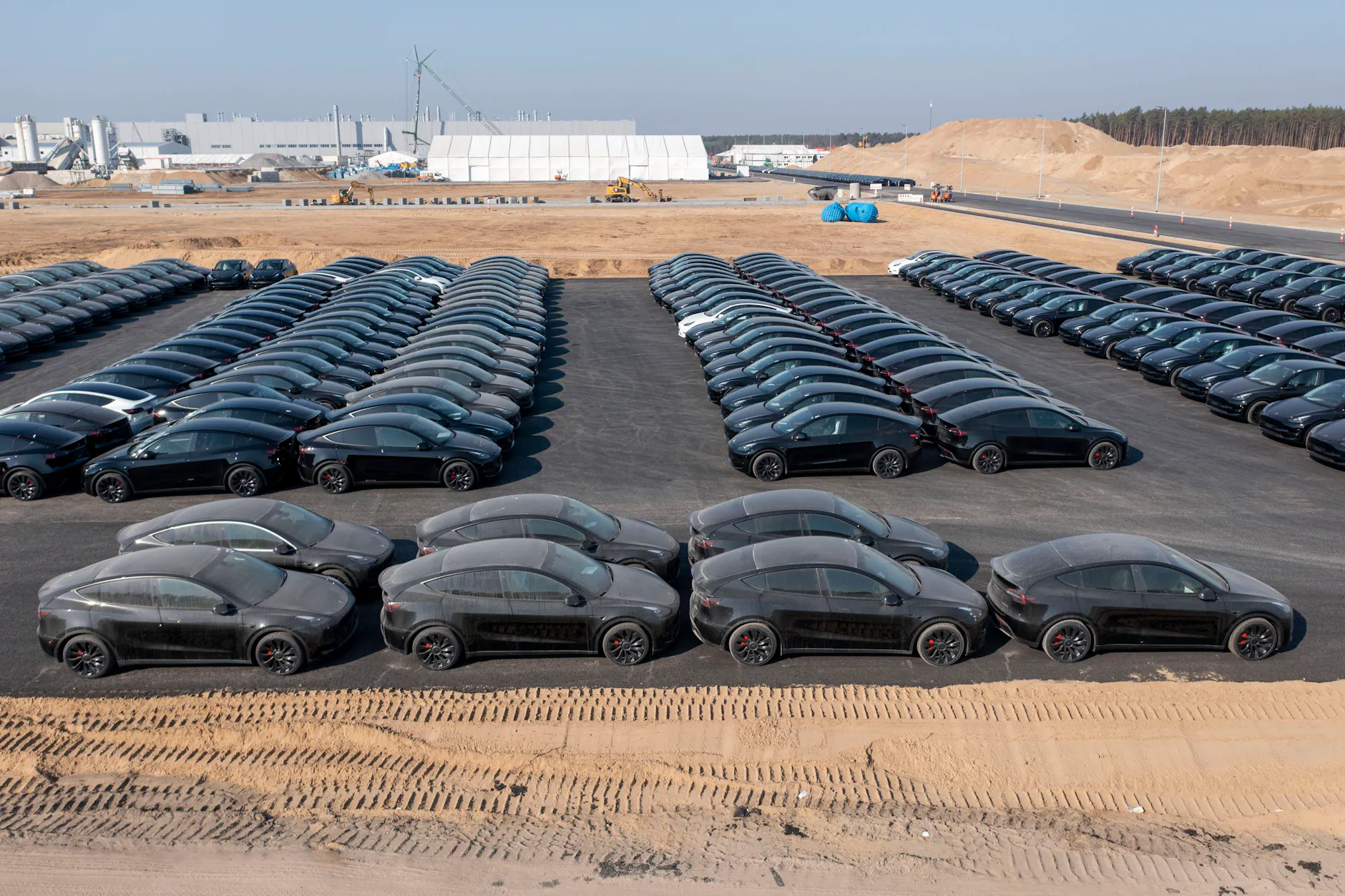 Skala des Wachstums: Hunderte neue E-Autos warten an der Gigafactory Berlin-Brandenburg auf Auslieferung.