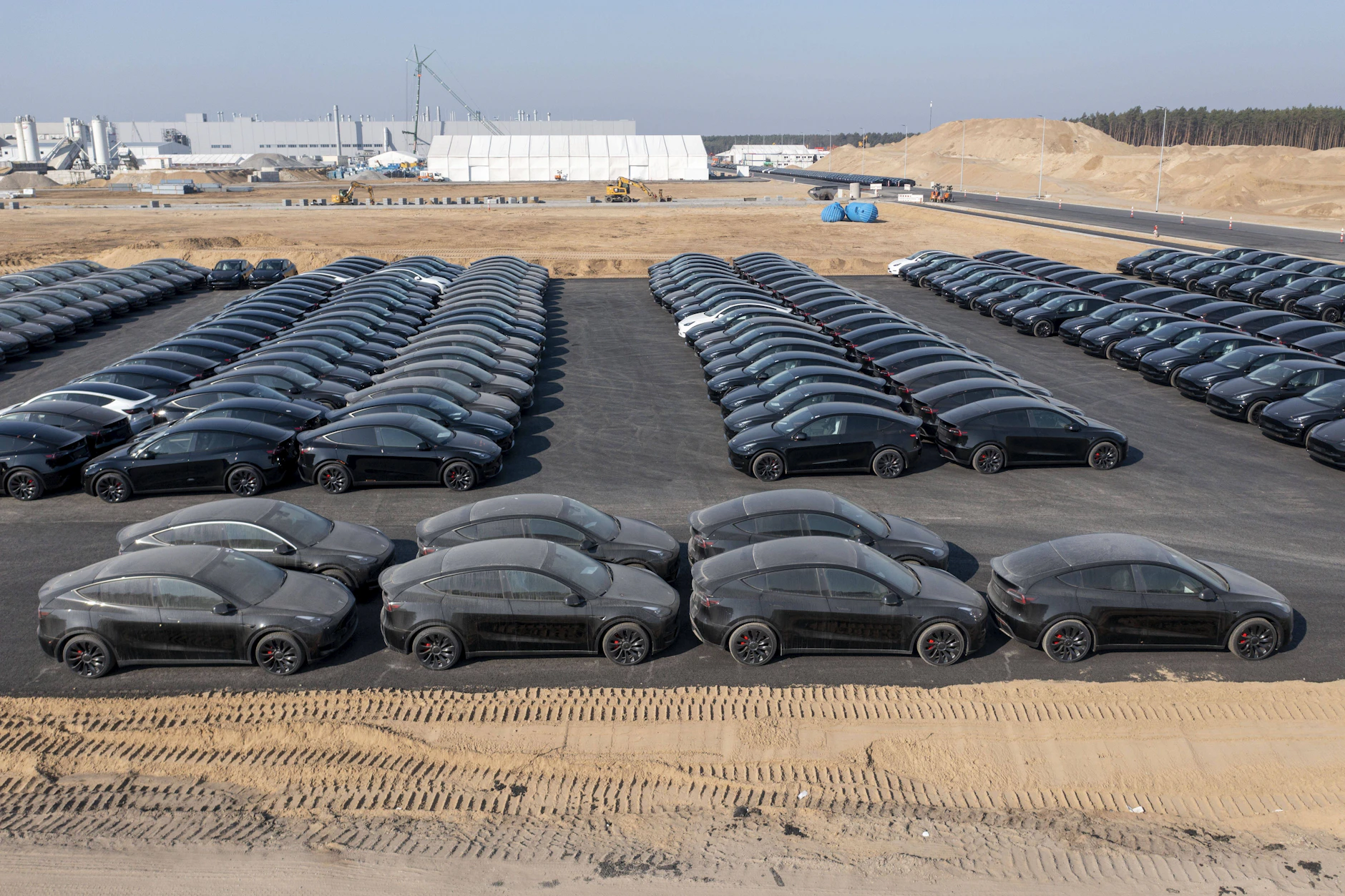 Skala des Wachstums: Hunderte neue E-Autos warten an der Gigafactory Berlin-Brandenburg auf Auslieferung.