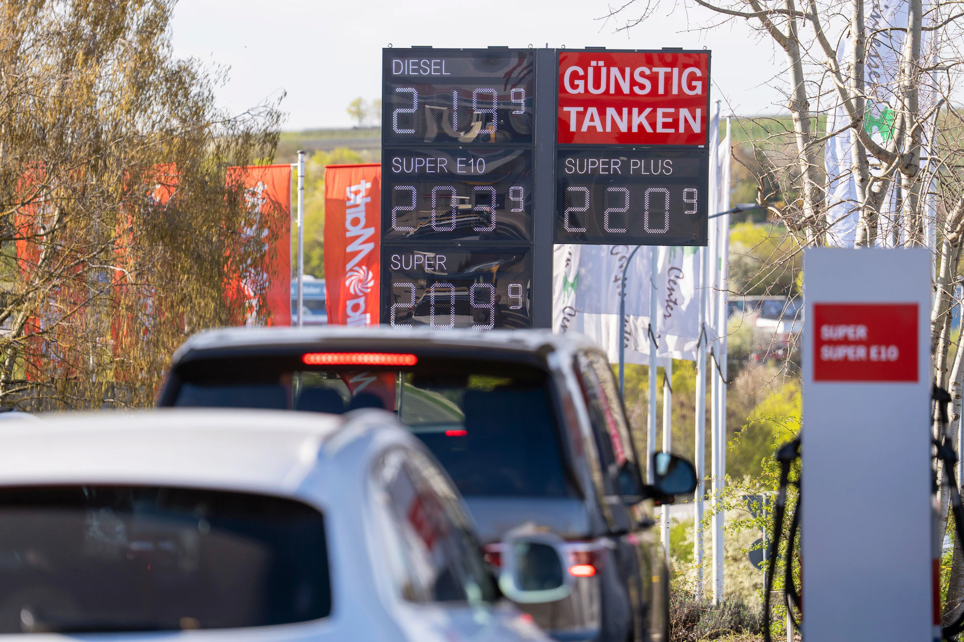 Hier wird Tanken schon günstiger: Erste Tankstellen senken ihre Preise – ein Vorgeschmack auf die erwartete Entspannung an der Zapfsäule.