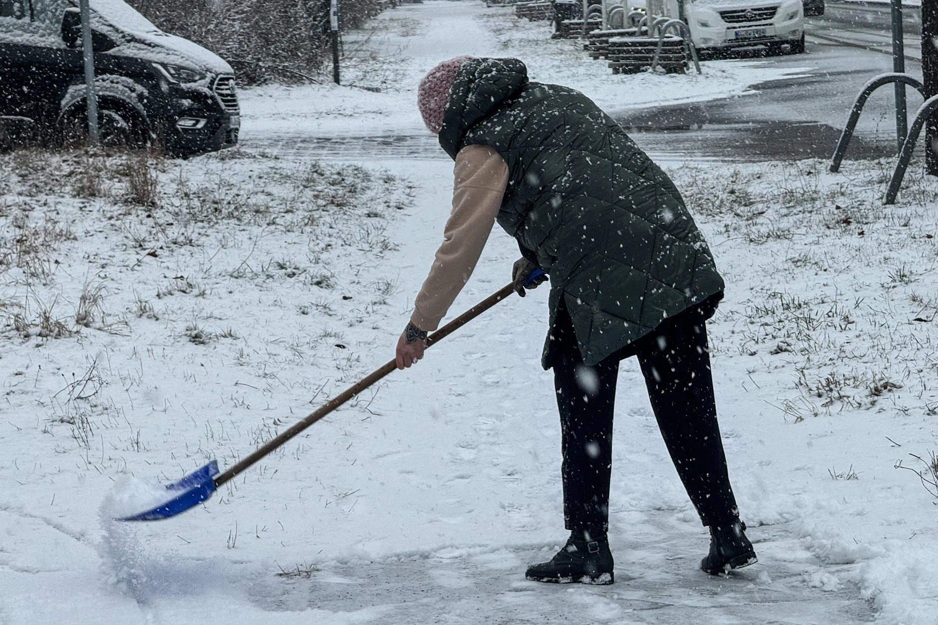 Die gute Nachricht ist: Schneeschippen muss in diesem Jahr niemand mehr - zwar sollen am Freitag noch einmal zarte Flöckchen fallen, aber für eine Schneedecke reicht das auf keinen Fall.