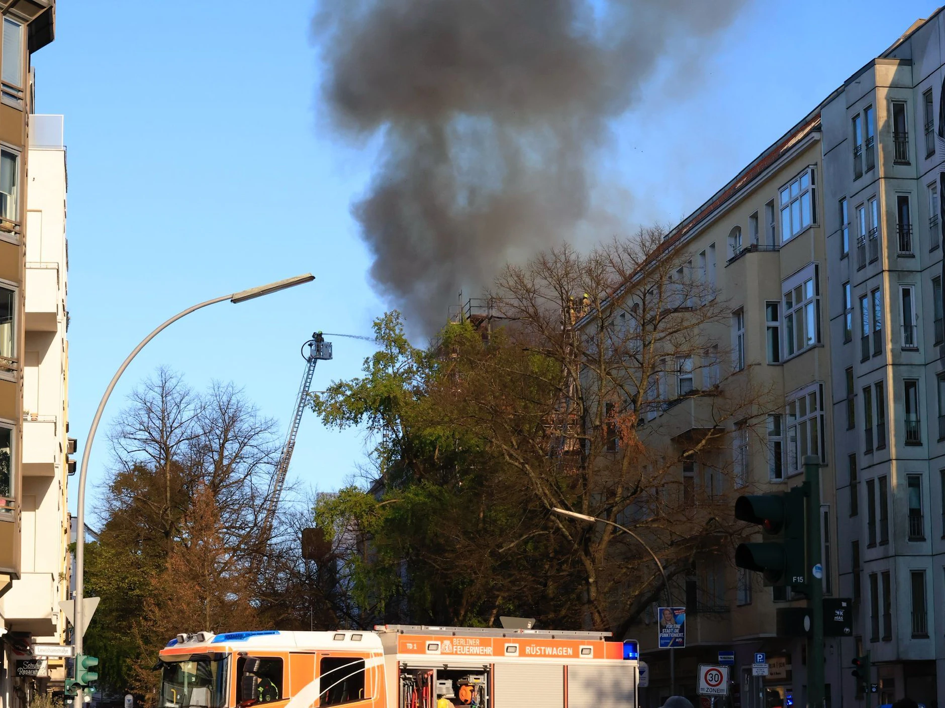 Die Feuerwehr ist mit einem Großaufgebot im Einsatz, löscht den Brand in Charlottenburg.
