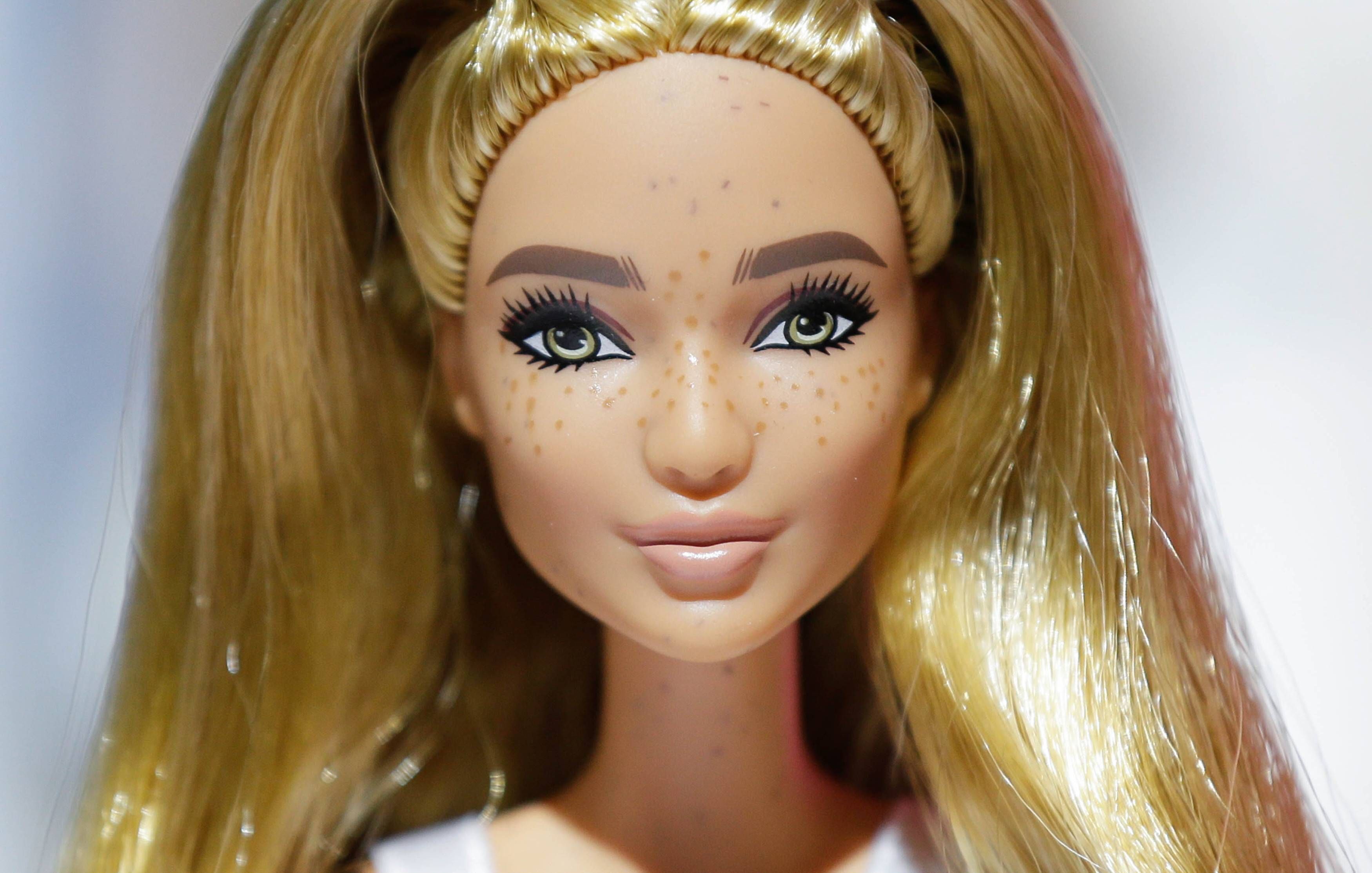 Tätowierte Sommersprossen: Das absurde Streben nach inszenierter Einzigartigkeit