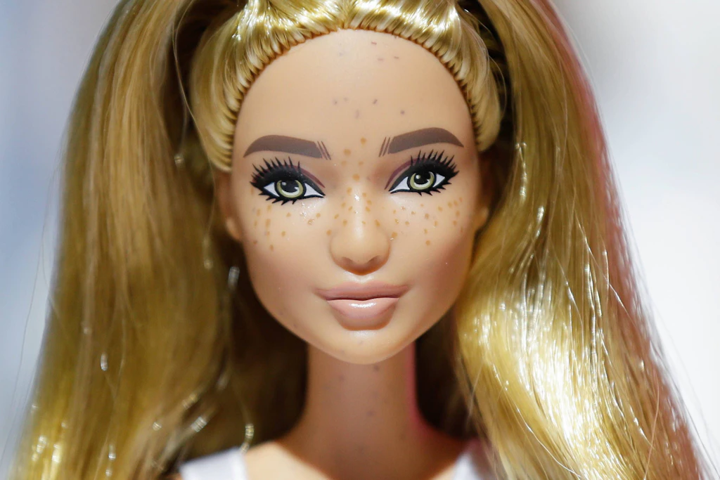 Tätowierte Sommersprossen: Das absurde Streben nach inszenierter Einzigartigkeit