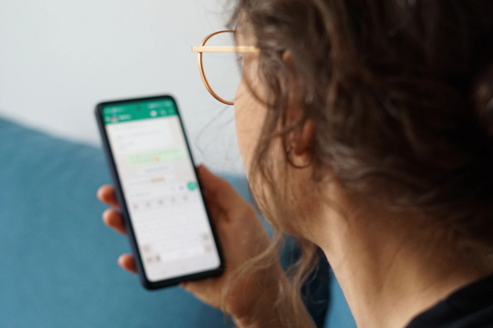 Beim Chatten können WhatsApp-Nutzer künftig die Telefonnummer verbergen.