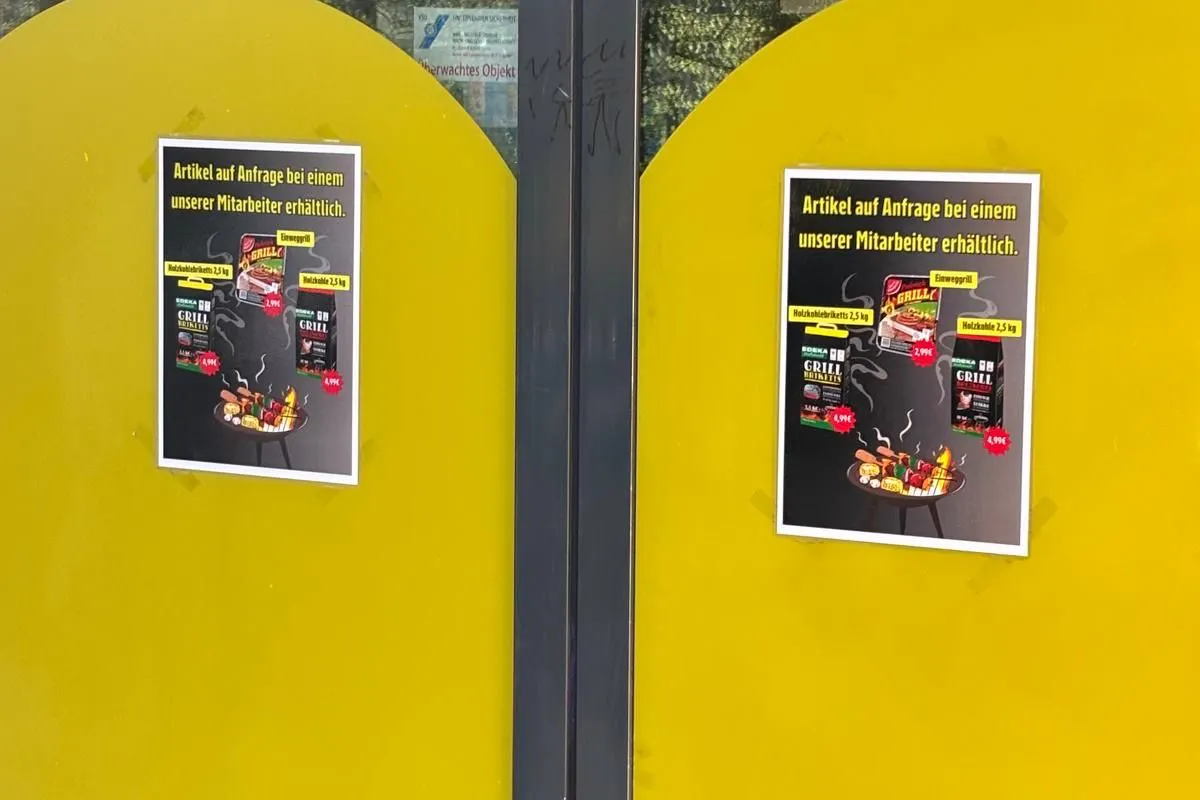 Der Edeka-Markt am Maybachufer weist darauf hin, dass Grillkohle nur im Geschäft erhältlich ist.