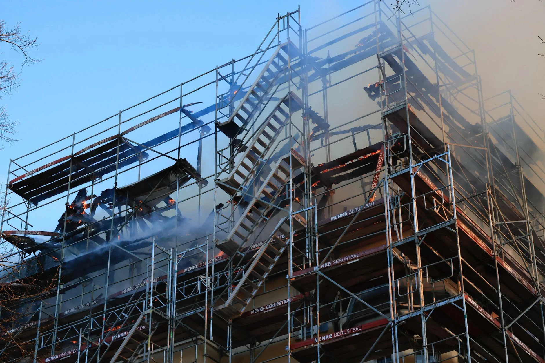 Teile des Gerüsts stürzen bereits ein.