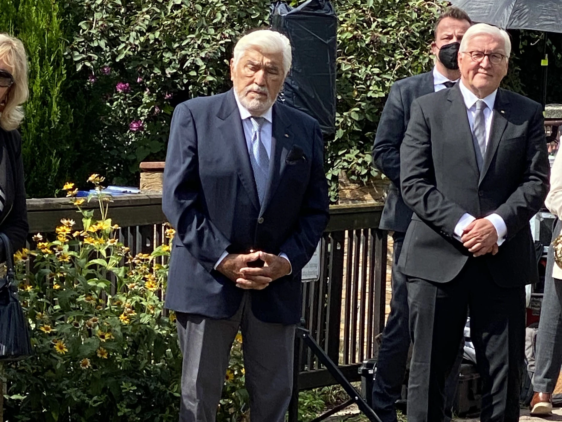 Mario Adorf (l.) und Bundespräsident Frank-Walter Steinmeier im August 2021 bei der Stolpersteinverlegung für Bruno Lüdke in Köpenick