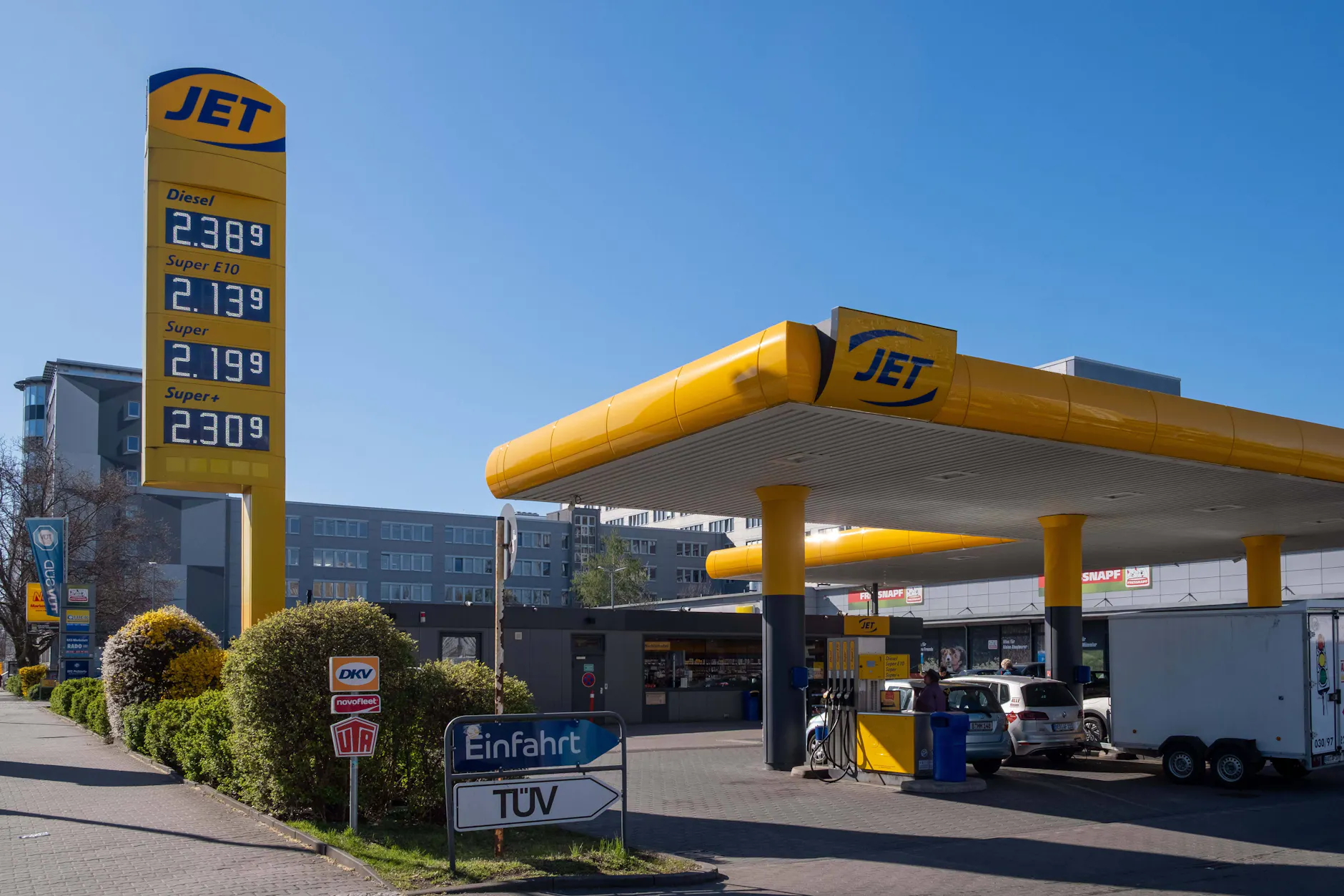 Die Kosten für Benzin und Diesel verharren auf Rekordniveau. Politiker debattieren nun über eine Aussetzung des CO₂-Preises.