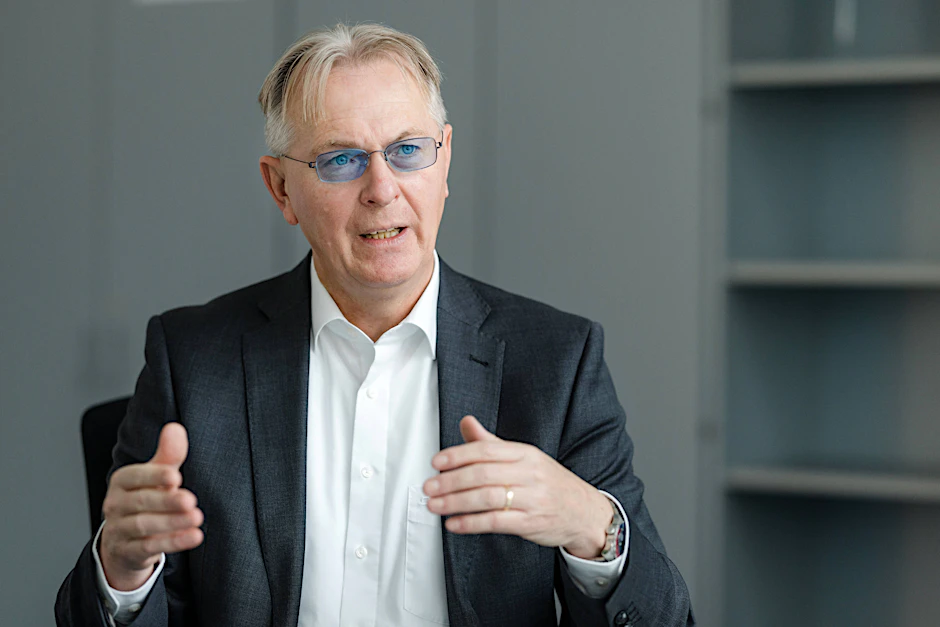Der ehemalige Vorstandsvorsitzender der VR-Bank Bad Salzungen Schmalkalden eGStefan Seibert will nun wegen seiner außerordentlichen Kündigung vor Gericht ziehen.