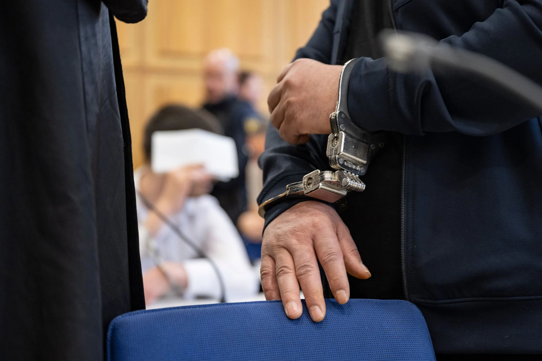 Die Angeklagten mit deutscher, bulgarischer und syrischer Staatsangehörigkeit sollen ein aufwendiges Betrugssystem aufgebaut haben.