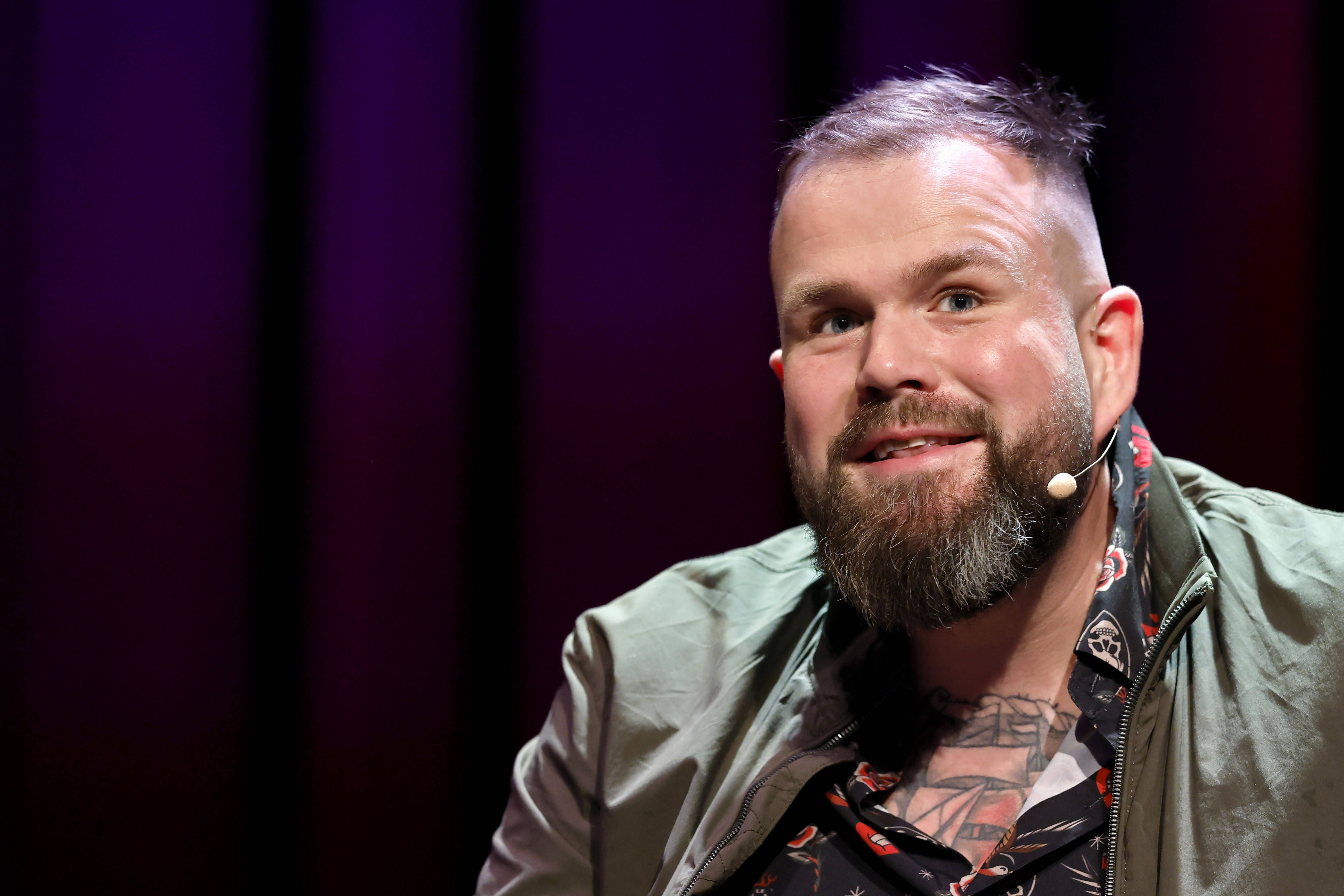 „Jenseits der Brandmauer“: Monchi von Feine Sahne Fischfilet erzählt sein Leben in der ostdeutschen Provinz