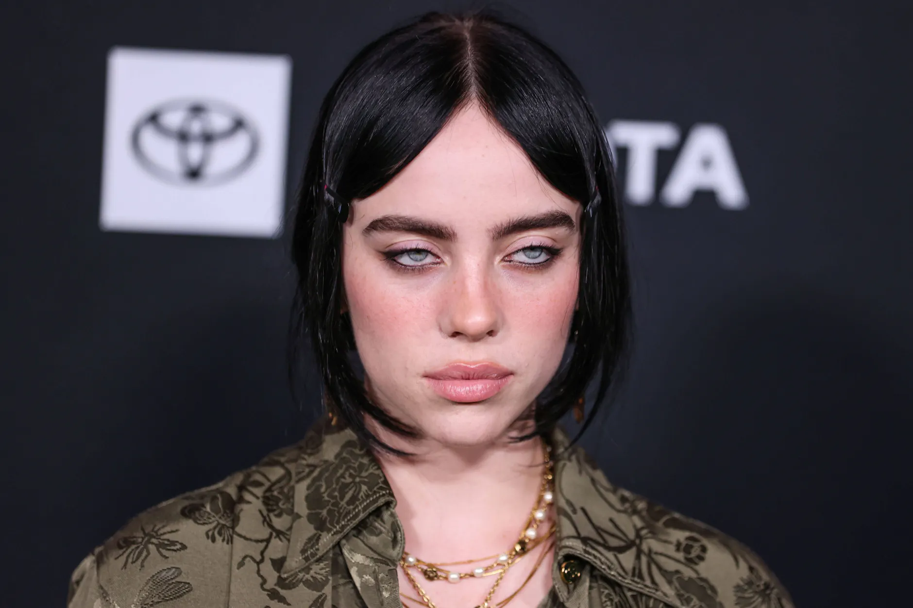 Fein kuratierte Sommersprossen auf den Wangen von Billie Eilish bei den EMA-Awards 2022