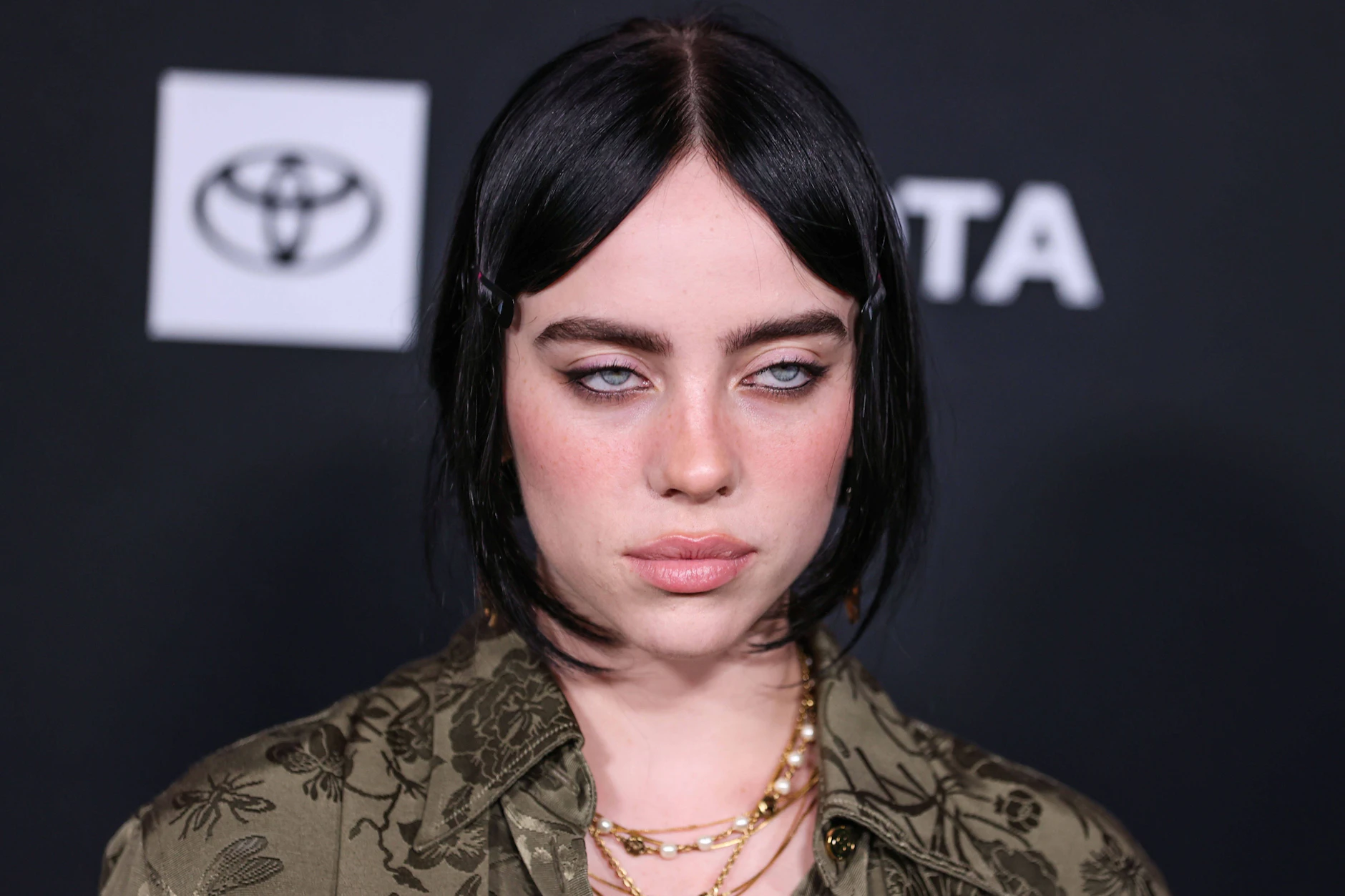 Fein kuratierte Sommersprossen auf den Wangen von Billie Eilish bei den EMA-Awards 2022