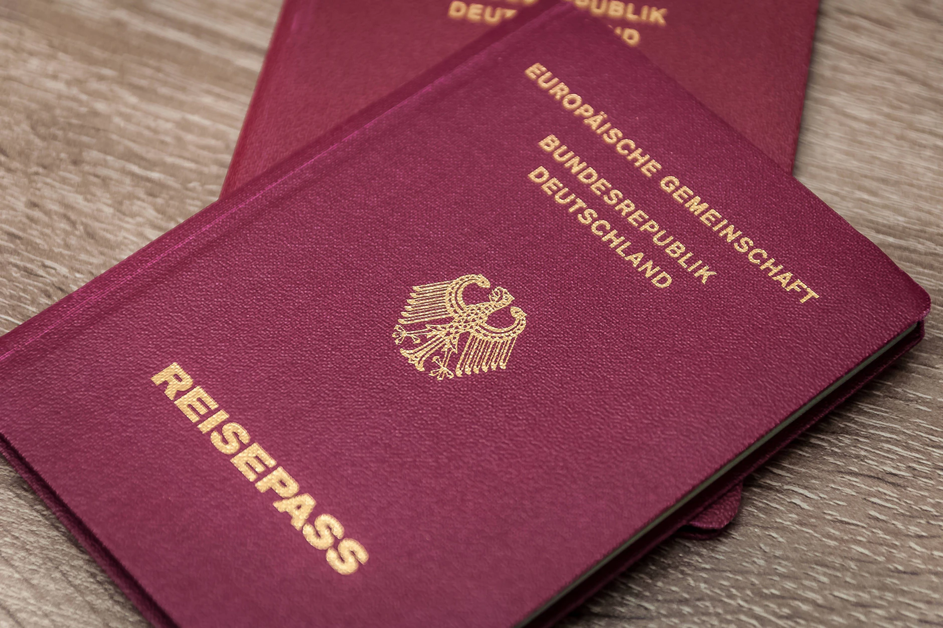 Wehrpflichtigen kann die Ausstellung eines Reisepasses versagt werden.