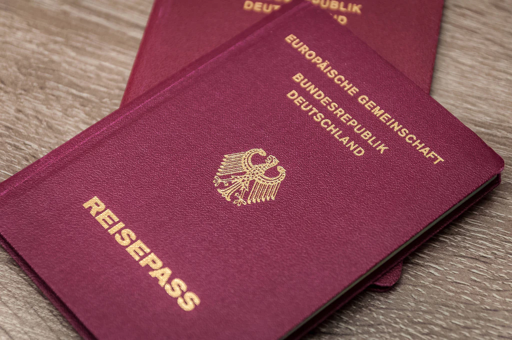 Wehrpflichtigen kann die Ausstellung eines Reisepasses versagt werden.