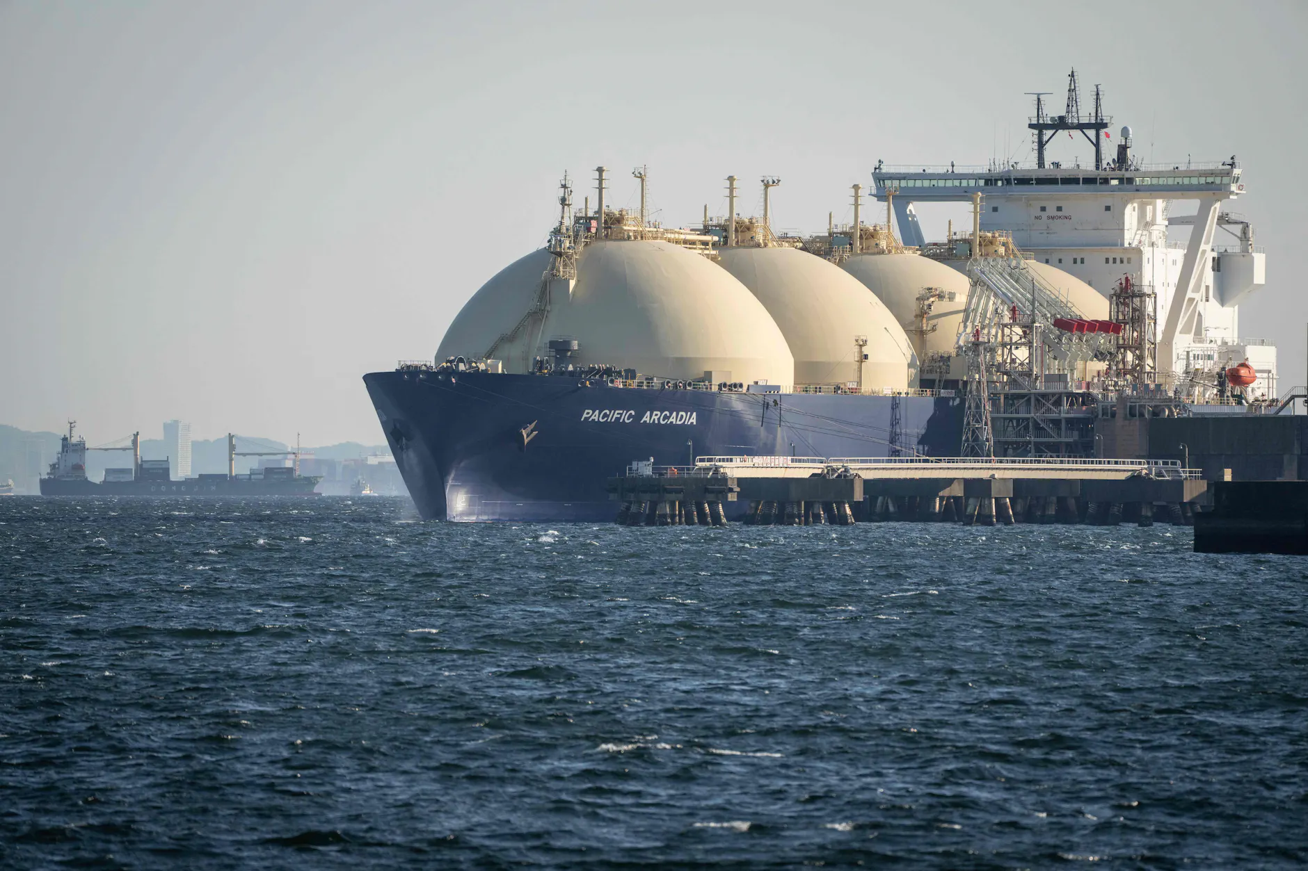 Ein Flüssigerdgastanker (LNG) liegt am 8. April 2026 an einem LNG-Liegeplatz in Kawasaki, Präfektur Kanagawa.